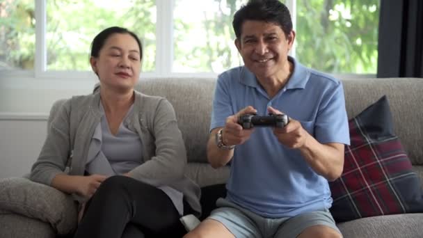 シニア男性は コンソール ゲームを遊んでいる間 彼女はテレビをオフに後彼の妻動揺 シニアのライフ スタイル コンセプト — ストック動画