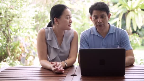 Senior Asian Man Trying Teach His Wife How Use Laptop — Vídeos de Stock