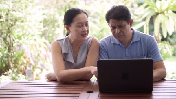 Senior Asian Man Trying Teach His Wife How Use Laptop — стоковое видео