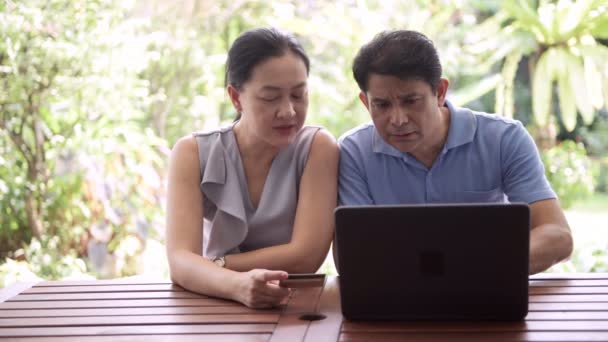 Starszy Człowiek Azjatycka Próbuje Wprowad¼ Numer Karty Kredytowej Jego Żona — Wideo stockowe