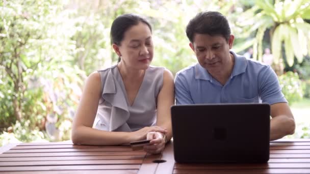 Hombre Asiático Mayor Tratando Clave Número Tarjeta Crédito Que Esposa — Vídeos de Stock