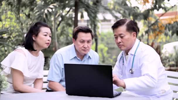 Leitender Asiatischer Arzt Mit Laptop Der Die Gesundheit Eines Älteren — Stockvideo