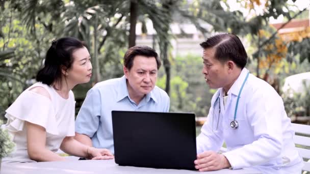 Médecin Asiatique Senior Utilisant Ordinateur Portable Discutant Santé Couple Asiatique — Video