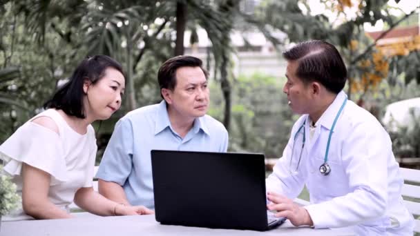 Médico Asiático Sênior Usando Laptop Discutindo Saúde Casal Asiático Sênior — Vídeo de Stock