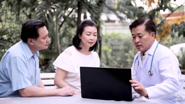 亚洲高级医生使用笔记本电脑讨论健康的高级亚洲夫妇户外在花园里 高级护理服务理念 — 图库视频影像