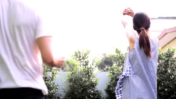 Mladá Asijská Žena Relaxační Ráno Kde Její Přítel Přivedl Nějakou — Stock video
