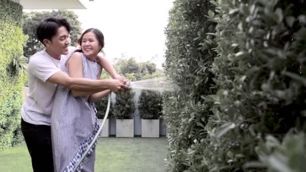 Jonge Aziatische Paar Bewateren Van Planten Hun Top Daktuin Slow — Stockvideo