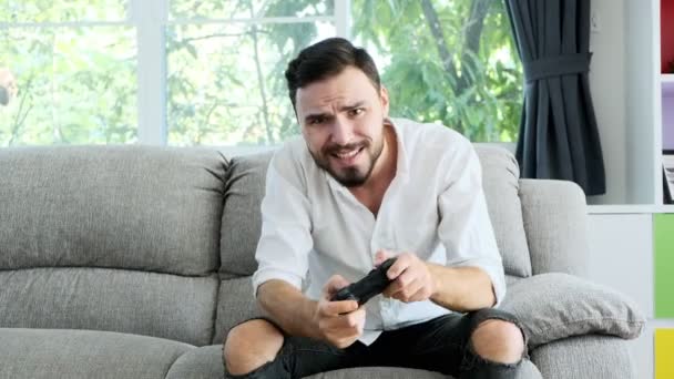 Joven Hombre Jugando Juego Consola Delante Cámara Golpeando Oponente Línea — Vídeos de Stock