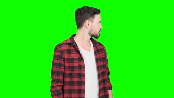 若い男演技動揺と嫌な手は彼の口を覆います クロマキーの白い男性 緑の画面 — ストック動画