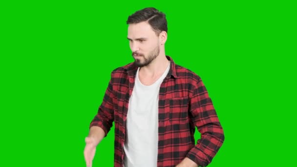 背景に緑色の画面で踊る若い男 白ひげの男性 Chorma — ストック動画
