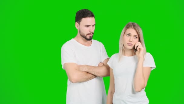 年轻夫妇试图用手机找到方向 在绿屏上打电话和说话 白色男性和女性 色度键 — 图库视频影像