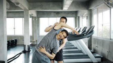 Son sınıf öğrencisi spor salonunda genç antrenör tarafından antrenmana gidiyor, havayı yumrukluyor. Otantik üst düzey yaşam tarzı konsepti.