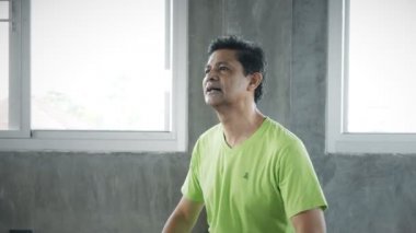 Spor salonunda eğitim den sonra kıdemli yorgun adam