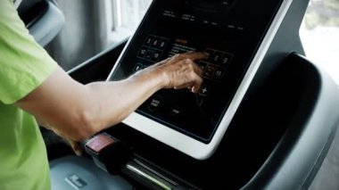 Son sınıf öğrencisi spor salonunda çalışan bir makineyi nasıl kullanacağını anlamaya çalışıyor. Otantik Senior yaşam tarzı konsepti. 