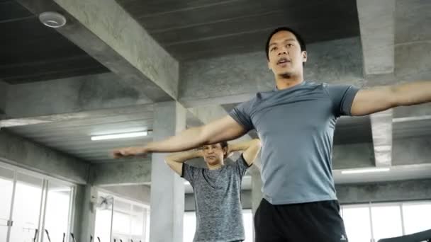 Pareja Mayor Siendo Entrenada Por Joven Entrenador Gimnasio Golpeando Aire — Vídeo de stock