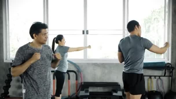 Senior Paar Wordt Trainen Door Jonge Trainer Sportschool Ponsen Lucht — Stockvideo