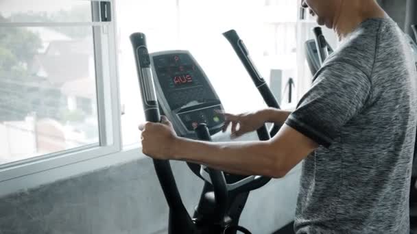 Senior Man Proberen Erachter Komen Hoe Een Running Machine Gebruiken — Stockvideo