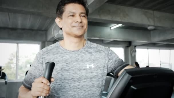 Senior Man Proberen Erachter Komen Hoe Een Running Machine Gebruiken — Stockvideo