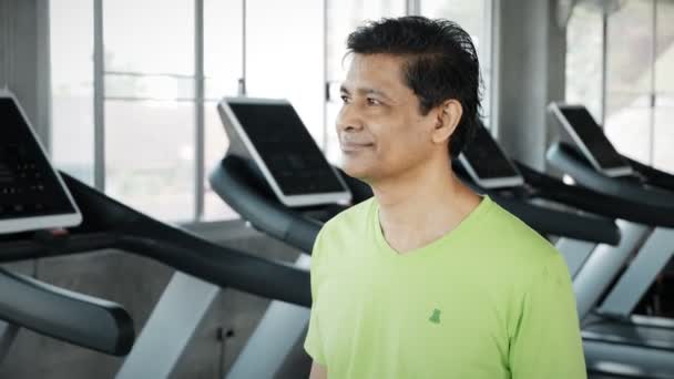 Πορτρέτο Του Ευτυχισμένο Ανώτερο Ασιατικό Άντρα Στο Γυμναστήριο — Αρχείο Βίντεο