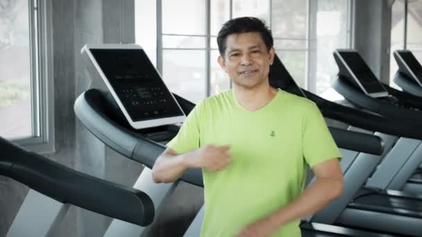 Retrato Feliz Sénior Asiático Hombre Gimnasio — Vídeos de Stock