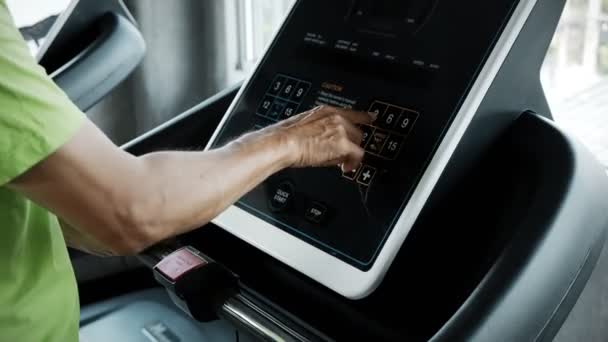 Hombre Mayor Tratando Averiguar Cómo Usar Una Máquina Corriendo Gimnasio — Vídeos de Stock