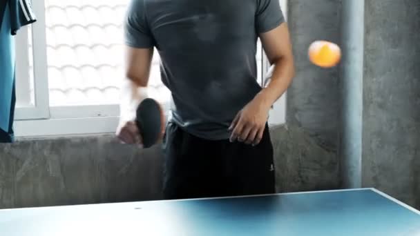 年轻的亚洲人在体育馆打乒乓球 真正的年轻人生活方式概念 — 图库视频影像