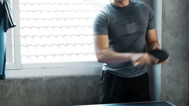 Genç Asyalı Adam Spor Salonunda Masa Tenisi Oynuyor Otantik Genç — Stok video