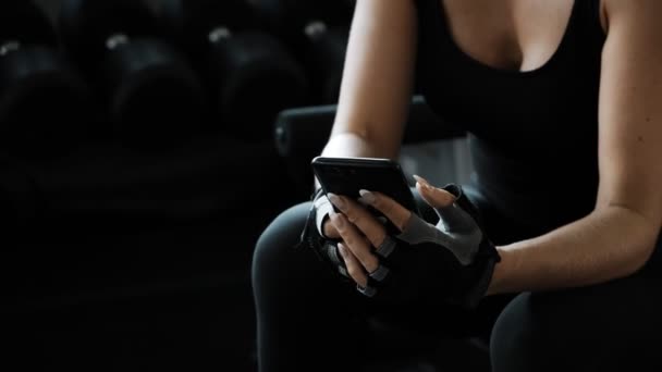 Authentieke Jonge Blanke Vrouw Die Haar Mobiele Telefoon Gym Gebruikt — Stockvideo