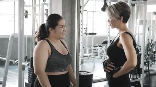 Mujer Gorda Está Hablando Con Entrenador Gimnasio — Vídeo de stock