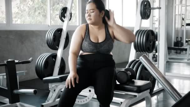 年轻的亚洲胖女人在健身房上完密集的训练课程后 躺在长椅上休息 真正健康的生活方式概念 — 图库视频影像