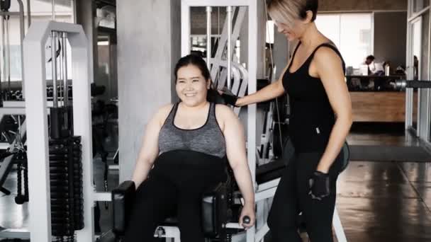 Mladá Tlustá Asiatka Snaží Používat Přístroj Doplňování Nohou Tělocvičně Autentické — Stock video