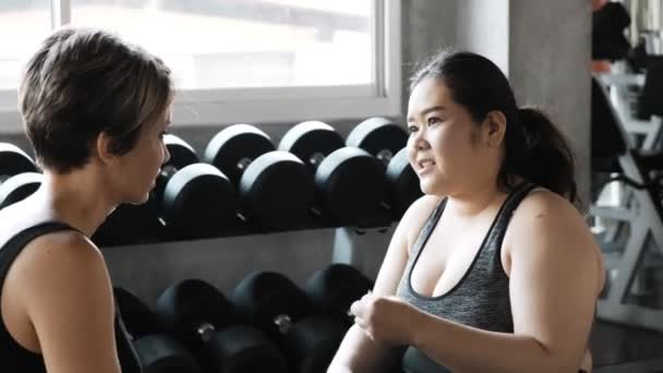 Jovem Mulher Asiática Size Sentada Conversando Com Seu Treinador Pessoal — Vídeo de Stock