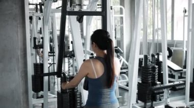 Spor salonunda göğüs presi kullanan yaşlı kadın. Üst düzey fitness yaşam tarzı.