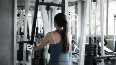 Spor salonunda göğüs presi kullanan yaşlı kadın. Üst düzey fitness yaşam tarzı.