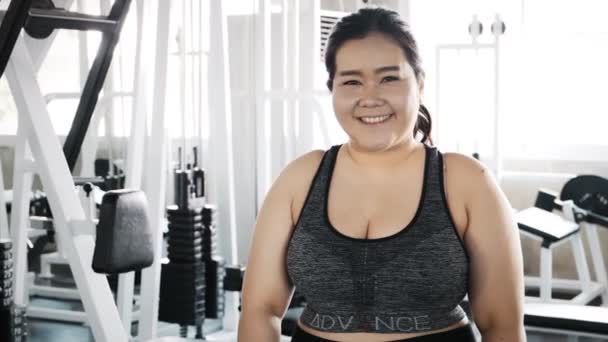 Ung Fet Asiatisk Kvinna Porträtt Stå Upp Med Gym Bakgrunden — Stockvideo