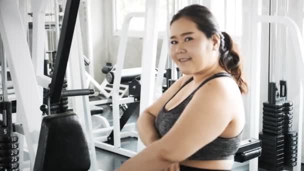 年轻的亚洲胖女人肖像 站在体育馆的背景 真正健康的生活方式概念 — 图库视频影像