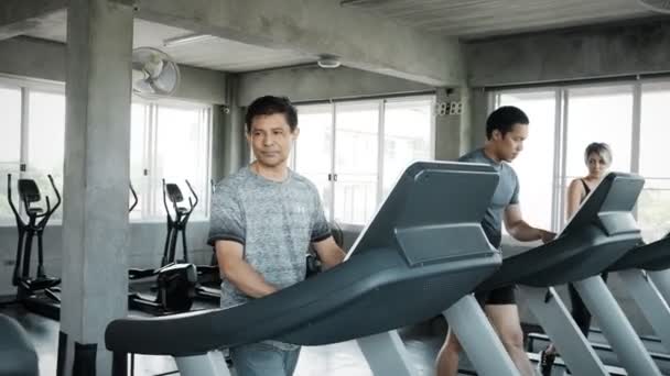 Skupina Asijských Lidí Začíná Běžet Běžícím Trenažéru Starší Muž Žena — Stock video