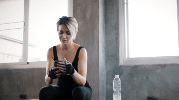 正宗的年轻白人妇女使用她的手机在健身房记录和聊天与她的朋友 而休息 健身移动技术概念 — 图库视频影像
