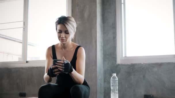 Auténtica Mujer Caucásica Joven Utilizando Teléfono Móvil Gimnasio Para Grabar — Vídeo de stock