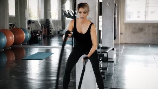 正宗的年轻白人妇女尝试在健身房的战斗绳 正宗的健身生活方式理念 — 图库视频影像