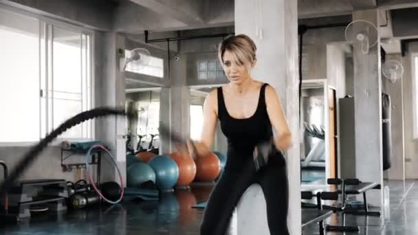 正宗的年轻白人妇女尝试在健身房的战斗绳 正宗的健身生活方式理念 — 图库视频影像