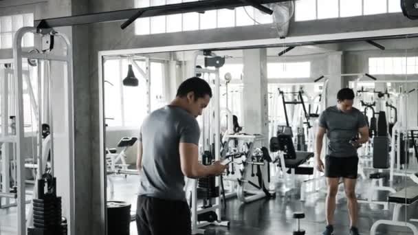 Junger Asiatischer Mann Beim Hochziehen Fitnessstudio Lebensstil — Stockvideo
