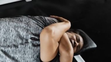 Ağrılı kıdemli adam excerise sonra spor salonunda yatıyordu. Asyalı adam. Üst düzey yaşam tarzı kavramı.