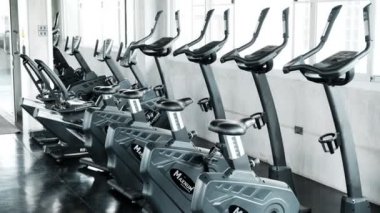 modern bir spor salonu iç donanımları ile 