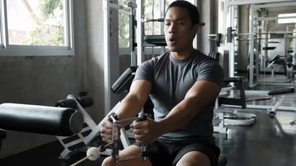 Ung Asiatisk Man Som Använder Bröstpress Gymmet Fitness Livsstil — Stockvideo
