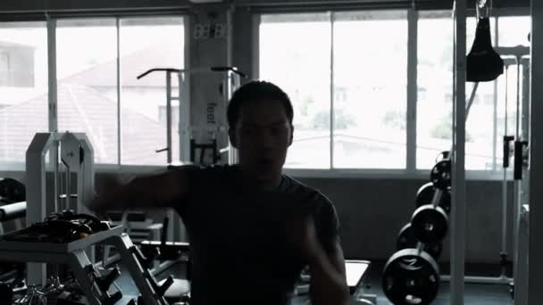 亚洲拳击手在健身房拳击 — 图库视频影像