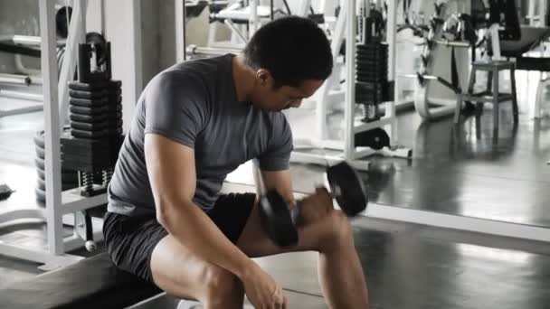 Jeune Asiatique Homme Levant Haltère Dans Salle Gym Concept Style — Video