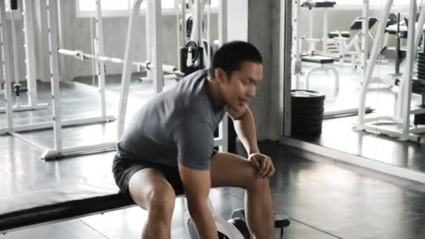 Ung Asiatisk Man Som Lyfter Hantel Gymmet Autentisk Livsstil Koncept — Stockvideo