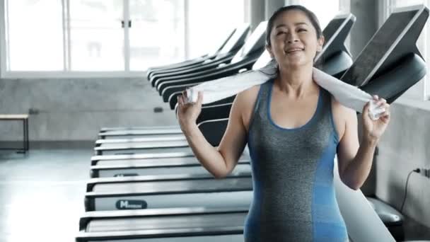 Spor Salonunda Koşu Bandı Çalışan Makinenin Yanında Duran Kendine Güvenen — Stok video