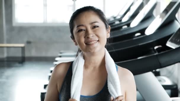 自信的资深女性站在健身房旁边的跑步机跑步机的肖像 自信的微笑 正宗的老年生活方式理念 — 图库视频影像
